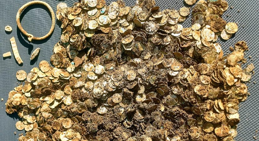 Ormanda dedektörle arama yaparken bin yıllık hazine buldu. İçinde dirhemler de var