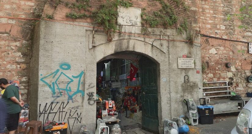 Osmanlı yapısı Galata Bedesteni üzerinde reaksiyon çeken imaj