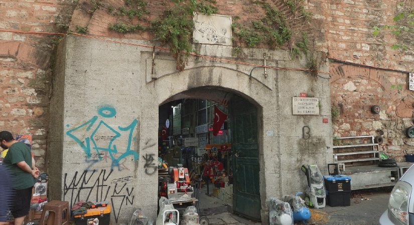 Osmanlı yapısı Galata Bedesteni üzerinde reaksiyon çeken imaj