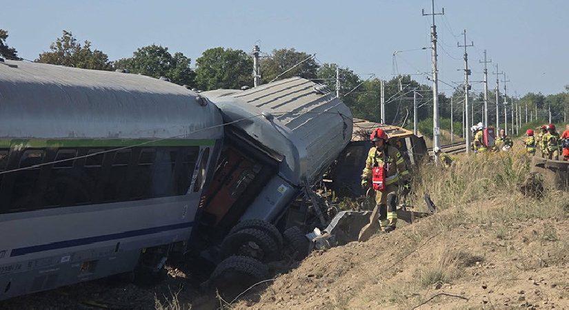 Polonya’da vahim kaza: Tren ile kamyon çarpıştı