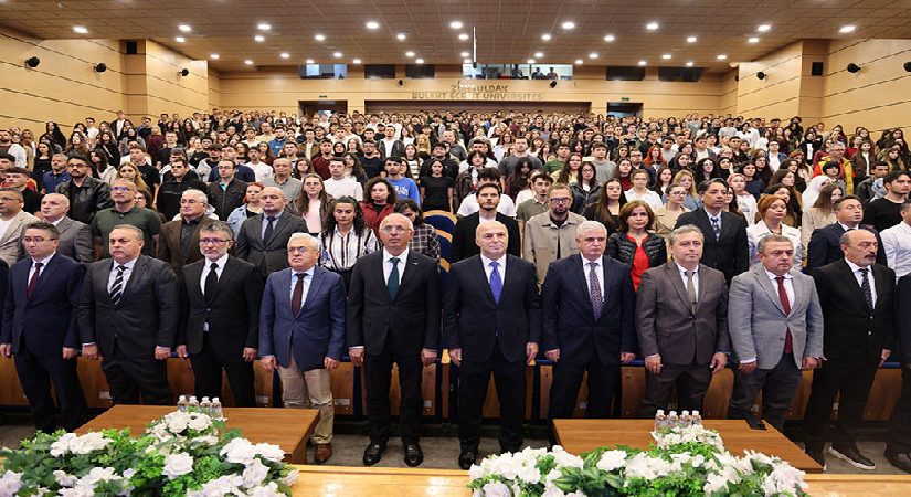 Rektörden birinci ders… “Yapay zekâya değil, aklınıza güvenin”