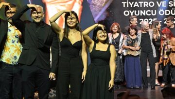 Sadri Alışık Tiyatro ve Sinema Oyuncu Ödülleri dağıtıldı. Ödül alan Turist Ömer selamı verdi