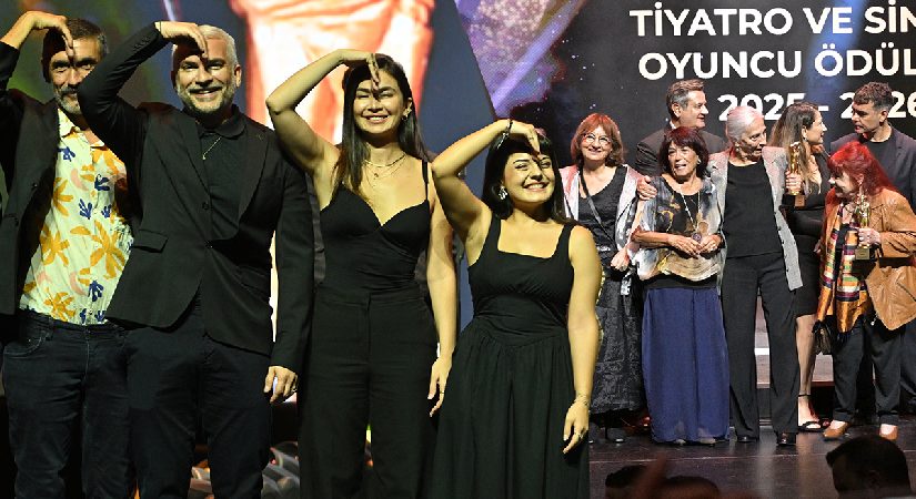 Sadri Alışık Tiyatro ve Sinema Oyuncu Ödülleri dağıtıldı. Ödül alan Turist Ömer selamı verdi