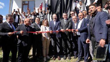 Serdal Adalı, Ardahan’ın Beşiktaş Köyü’nde kartal heykeli açtı