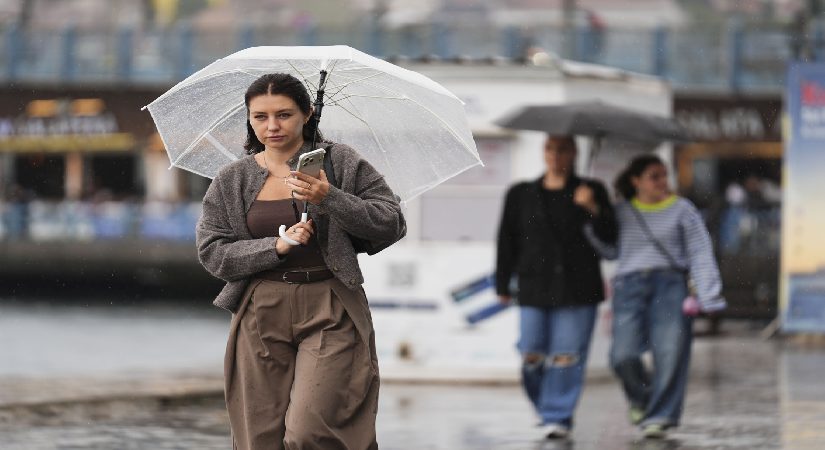 Sıcaklık süratle düşecek, sağanak aralıksız devam edecek. Bugün hava nasıl olacak?