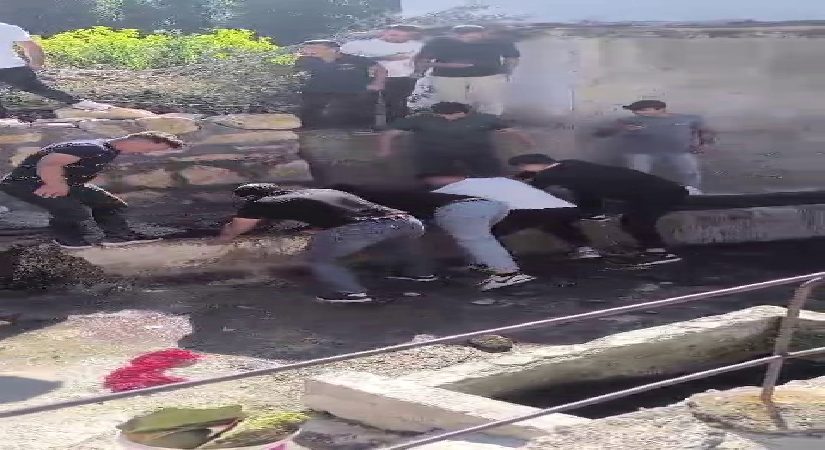 Sivas’ta sıra dışı düğün: Damat köy çeşmesinde yıkandı