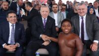 Tanzanyalı minik güreşçi Cumhurbaşkanı Erdoğan ile bir araya gelmişti. O anları anlattı