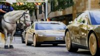 Tesla, şoförsüz taksisini hizmete sundu