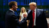 Trump ile Macron’dan dünyayı şaşırtan poz