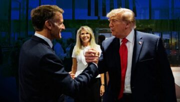 Trump ile Macron’dan dünyayı şaşırtan poz