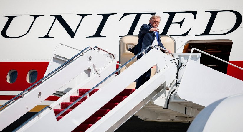 Trump’tan gazetecilere yeni yasak. Başkanlık uçağına almadı