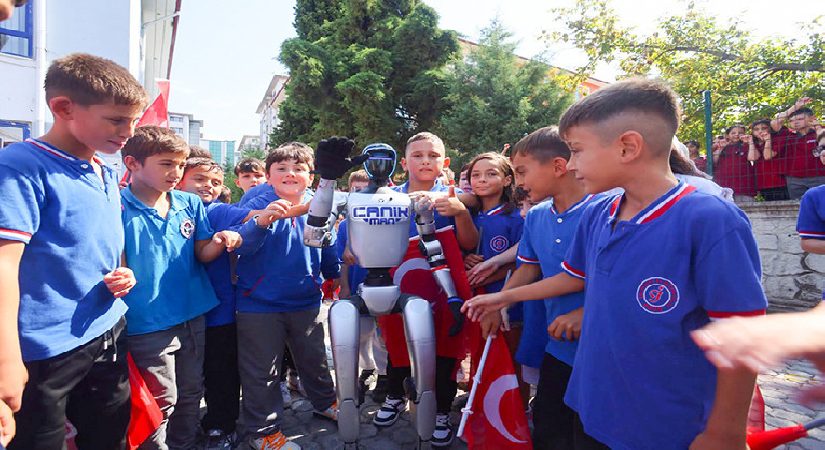 Türkiye’nin nüfusa kayıtlı birinci insansı robotu öğrencileri sıralarda karşıladı