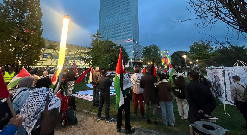 Uluslar Ligi’ndeki maç öncesi İsrail’e protesto. “Barış, onur ve adalet”