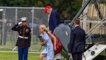 Yanından ayırmıyor. Donald Trump üç isme 45 bin dolar nakit ikram etti