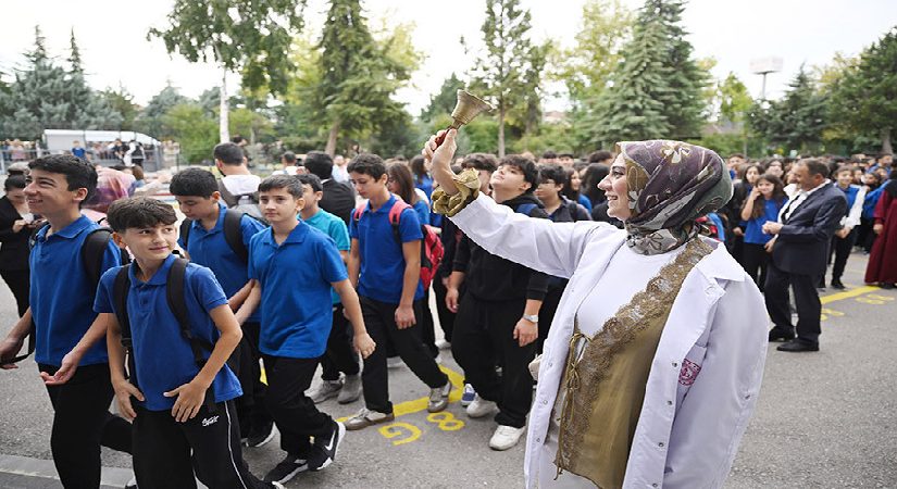 Yeni eğitim öğretim yılının birinci ders zili çaldı