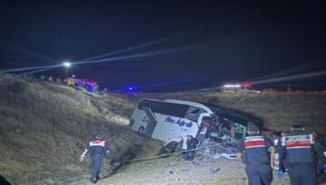 Yolcu otobüsü şarampole uçtu: 2’si ağır 24 yaralı