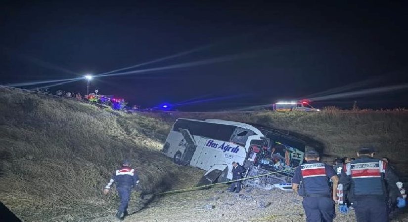 Yolcu otobüsü şarampole uçtu: 2’si ağır 24 yaralı