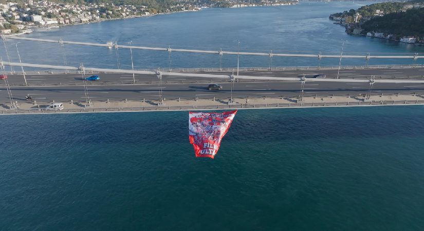 “3 Kupa, 1 Şampiyon” Filenin Sultanları’nın bayrakları İstanbul Boğazı’nı süslüyor