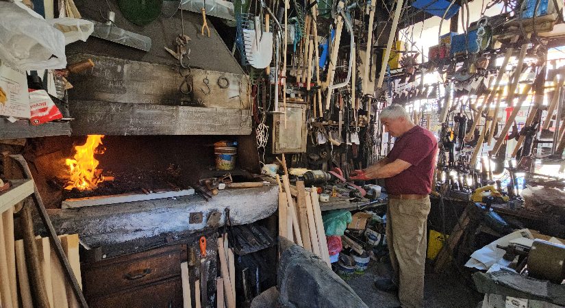 50 yıldır tıpkı işi yapıyor. İstek Usta’nın akabinde bu mesleği sürdürecek kimse yok