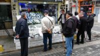 900 gram 50 lira, denizden fışkırdı. Tezgah önünde kuyruk oldu, yirmişer tane alıyorlar