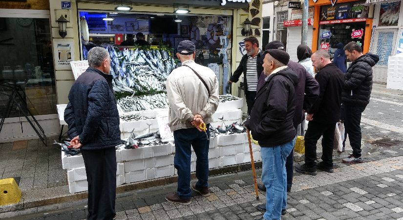 900 gram 50 lira, denizden fışkırdı. Tezgah önünde kuyruk oldu, yirmişer tane alıyorlar