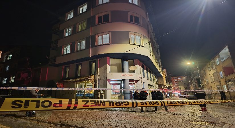 Afyonkarahisar’da 4 katlı bina boşaltıldı. Altındaki fırının duvarları çatladı
