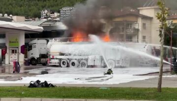 Akaryakıt istasyonunda tanker patladı, yangın yanındakine de sıçradı