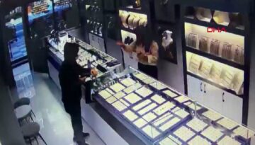 Alarmı duyunca kaçtı: Oyuncak tabancalı soygun teşebbüsü kamerada