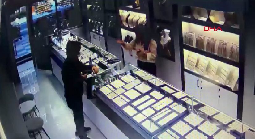 Alarmı duyunca kaçtı: Oyuncak tabancalı soygun teşebbüsü kamerada