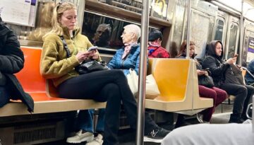 Ani gelen şöhrete pabuç bırakmadı… Genç oyuncu metroda