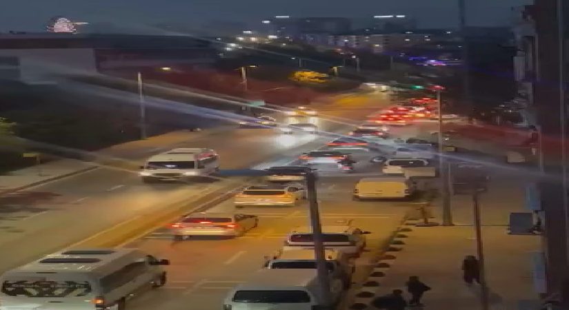 Bayrampaşa’da yol çöktü. Mahsur kalanlar var