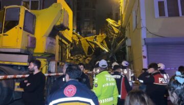 Beyoğlu’nda 5 katlı metruk bina çöktü