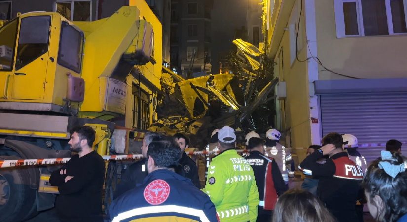 Beyoğlu’nda 5 katlı metruk bina çöktü