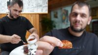 Bir defa tattı, 10 yıldır vazgeçemiyor. Tatlıya, çaya hatta suya bile pul biber atıyor