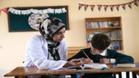Bu okulun bir öğrencisi bir öğretmeni var