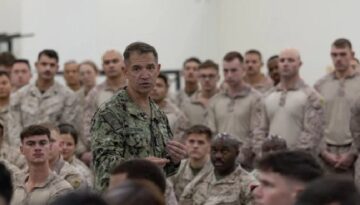CENTCOM Kumandanı Cooper, Hürmüz Boğazı’nda uçtu