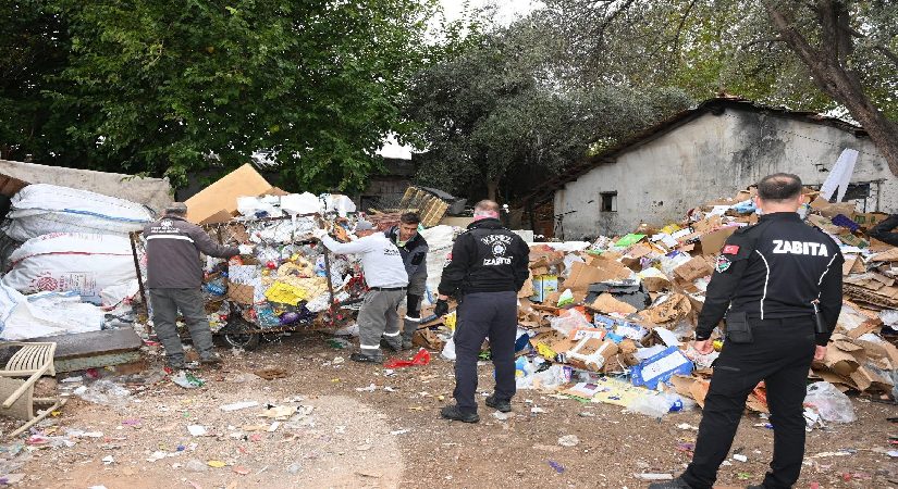 Çöp konut operasyonu: 8 kamyon atık çıkarıldı