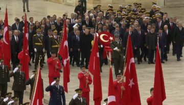 Cumhuriyet 103 yaşında. Devlet erkanı Ata’nın huzurunda
