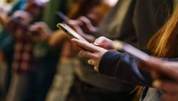 Davada kapalılık kalktı. “TikTok gençler üzerinde deney yaptı” savı