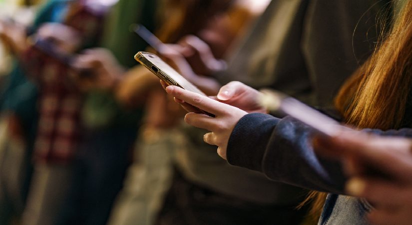 Davada kapalılık kalktı. “TikTok gençler üzerinde deney yaptı” savı