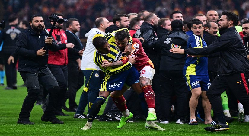 Derbi sonrası hengame eden futbolculara ceza kapıda. 10 maça kadar men gelebilir