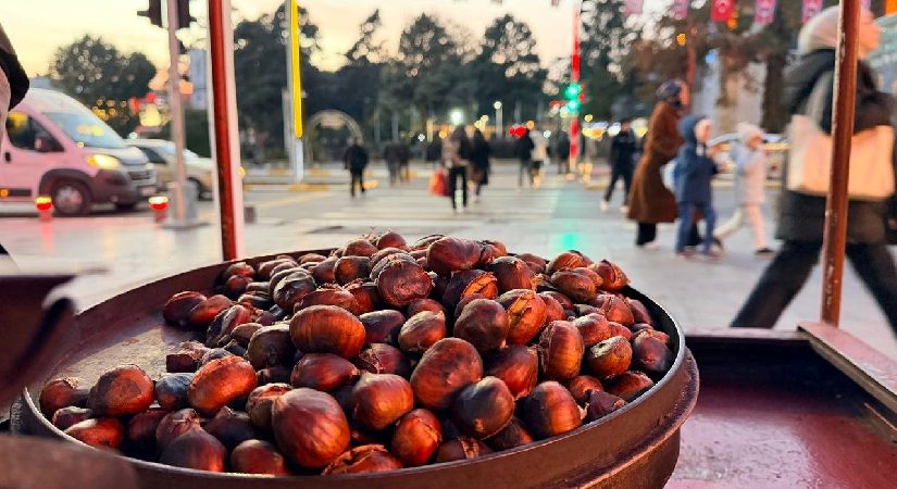 En tanınan sokak lezzeti. Hava serinleyince tezgaha çıktı. Bir porsiyonu 100 lira