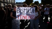 Fransa’da aksiyoncular sebep “Bismillah, c’est les ténèbres” sloganını kullanıyor?