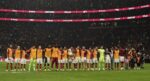 Galatasaray 10 kişilik galibiyeti taraftarıyla kutladı