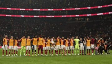 Galatasaray 10 kişilik galibiyeti taraftarıyla kutladı