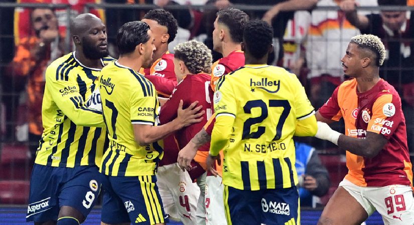 Galatasaray-Fenerbahçe derbisinin birinci dakikasında gerginlik!