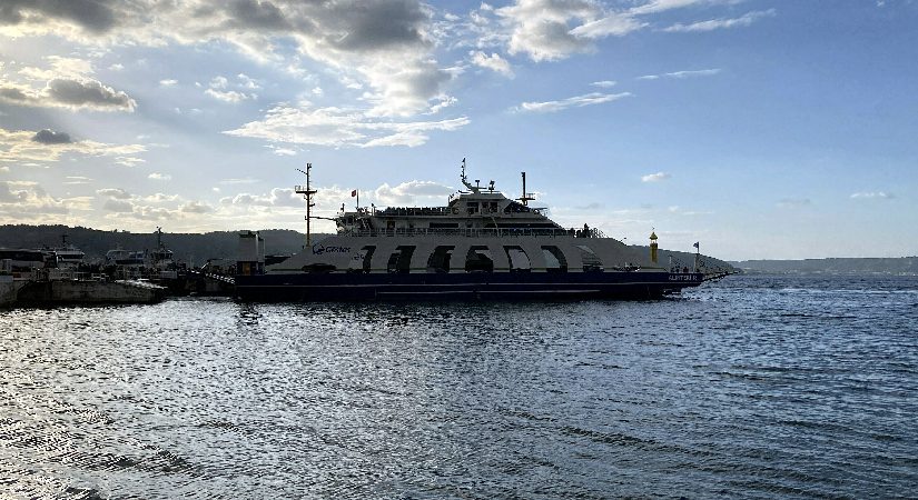 Gökçeada ve Bozcaada feribot seferlerine fırtına pürüzü