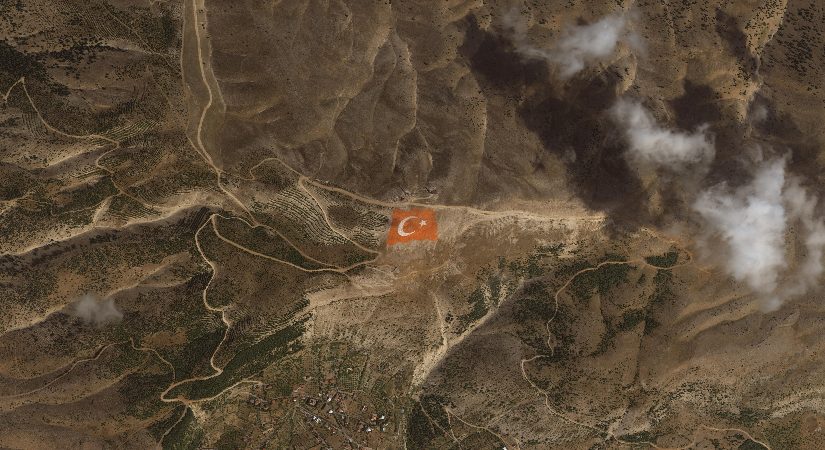 GÖKTÜRK objektifinden Anadolu. Dağlara işlenen Türk bayrakları ve Atatürk portresi imgeleri
