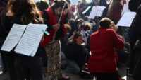 Hareketlere takviye için sokağa çıkan orkestra, gaz altında bile susmadı. Müzikler dikkat çekti