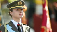 İki ay evvel çıkardığı üniformayı yine giydi… Güne damga vuran sürpriz evlilik teklifi